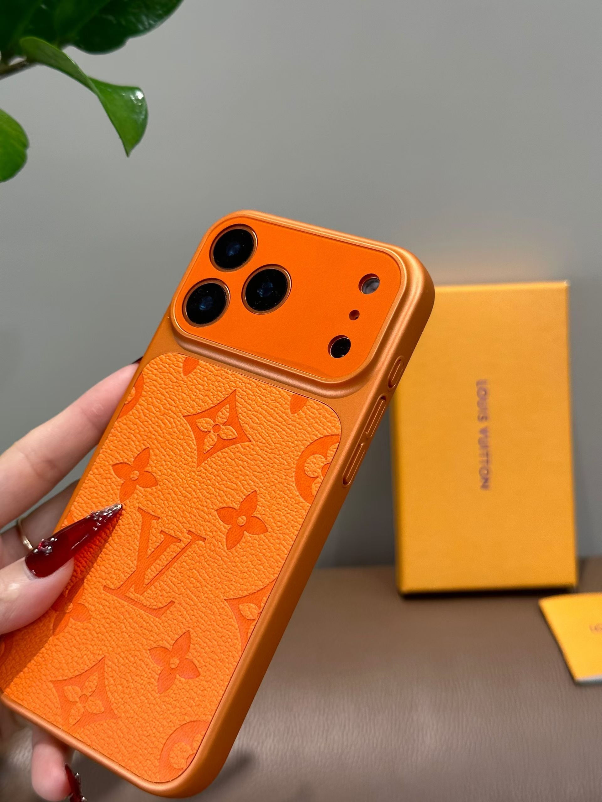 Louis Vuitton ルイ・ヴィトン“モノグラム・キャンバス”の新作iPhoneケース、カードも iPhone用レザーケース iPhoneアクセサリー