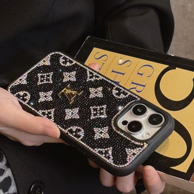 Luxury LV iPhone 17 Pro Max Case Leather Style Designer Phone Case Black White Crystal Cover with Gold Logo – Protective Fashion Case for iPhone 17 / 16 / 15 / 14 / 13 Pro Max